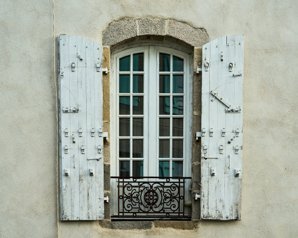 又窄又高的窗户，有一个法式阳台，百叶窗上有许多插销图片下载