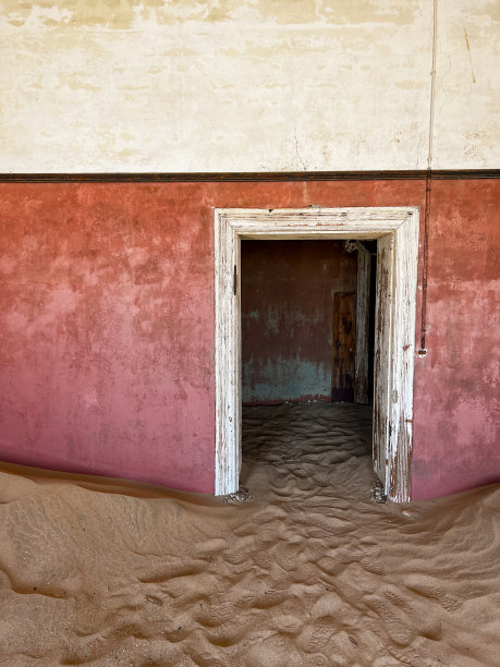 纳米比亚被遗弃的城市Kolmanskop。古城，非洲沙漠中的沙漠图片下载