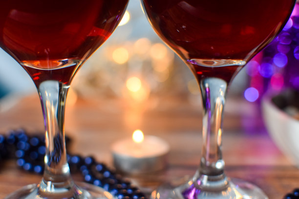 两杯红酒放在桌子上图片下载