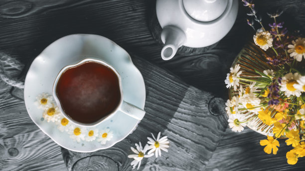 在里面喝杯花草茶。桌上放着一杯用草药冲泡的热茶图片下载