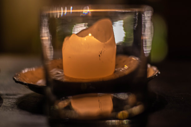 空杯子后的蜡烛图片下载