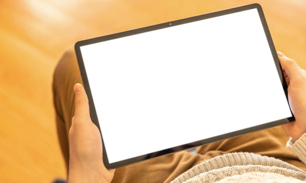 空白的数字平板屏幕。男人在家里办公，把设备放在腿上，白色的空显示器图片下载