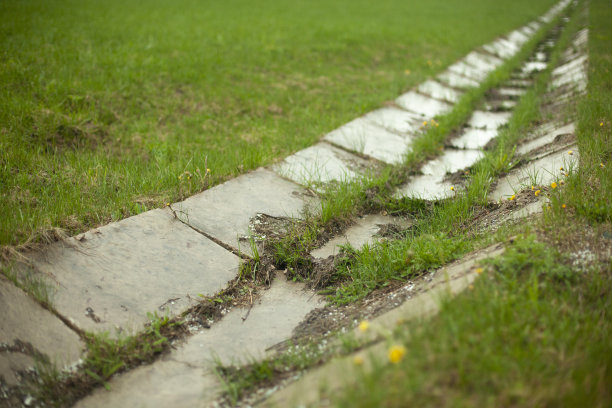 排水沟用于排水。排水沟把雨水排走。图片下载