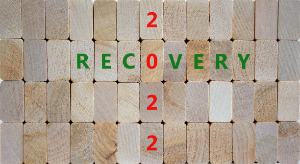 2022年复苏新年的象征。写着“复苏2022”的木块。美丽的木制背景，复制空间。企业，2022年复苏新年理念。图片下载