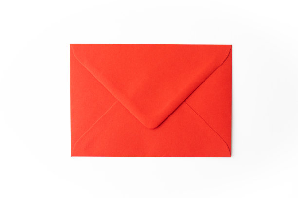 白色背景的红纸信封。图片下载