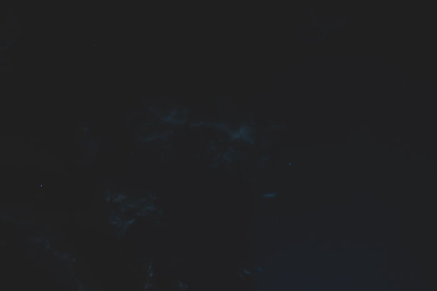 傍晚时美丽而多云的天空。图片下载