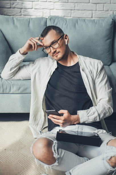 前视图盘腿的人坐在地板上图片下载