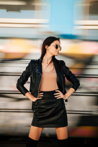 性感的女人在火车站摆姿势图片下载