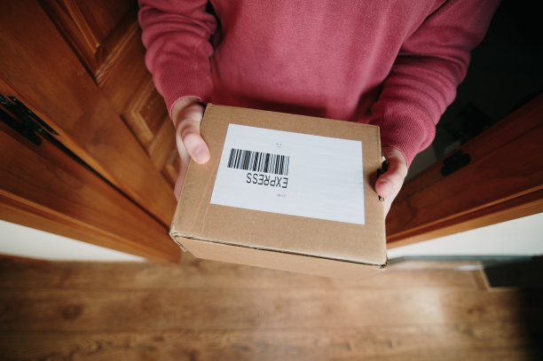 拿着包裹的手图片下载