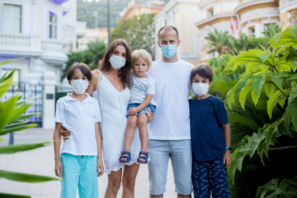 摩纳哥维尔的家庭肖像，带着医用口罩，夏天，在摩纳哥的中心图片下载