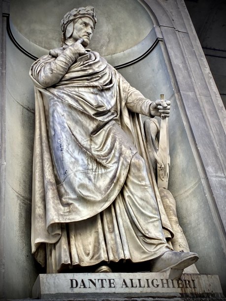 但丁(1265-1321)——意大利诗人、作家和哲学家的真人大小的大理石雕塑，被放置在意大利托斯卡纳佛罗伦萨的乌菲齐画廊的柱廊壁龛里。图片下载