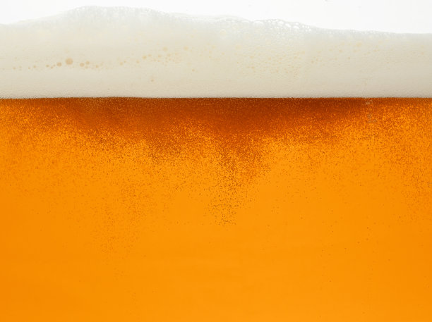 特写背景的啤酒与气泡在玻璃图片下载
