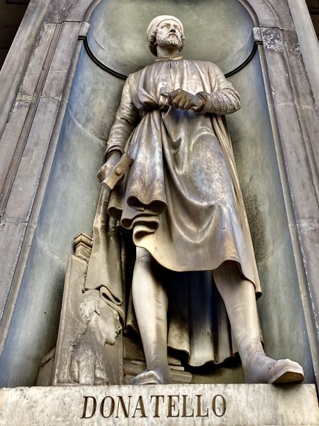 多纳泰罗·di niccolo di bette bardi(1386-1466)——佛罗伦萨雕塑家(girolamo torrini & giovanni bastianini 1848)的真人大小的大理石雕塑，被收藏在意大利托斯卡纳佛罗伦萨的乌菲齐画廊的廊柱上的28个壁龛之一。图片下载