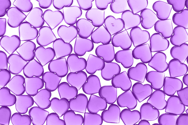 情人节的概念是许多紫色背景的小心形图片下载
