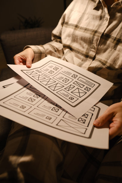 女设计师创建网站设计线框。草图，原型，框架，布局未来设计项目。UI和UX -用户界面，用户体验设计师。网页设计工作室的创意概念图片下载