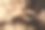 女孩在舒适的床上拿着智能手机，在睡前或醒来后查看社交网络账号。小玩意上瘾。女人用手机发短信图片下载