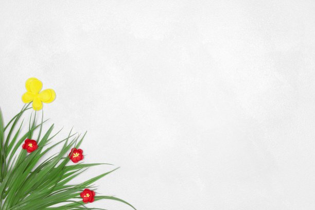 人工装饰绿草、红花、黄蝴蝶。可爱的春天或夏天的背景与复制空间图片下载