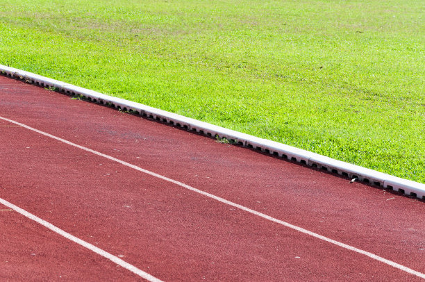跑道和绿色的草地，直接田径在体育场馆的跑道图片下载