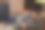 男人睡在沙发上，电视遥控器在家里图片下载