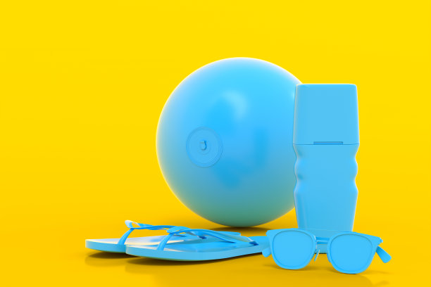 一套沙滩配件，如人字拖，太阳镜和黄色球图片下载