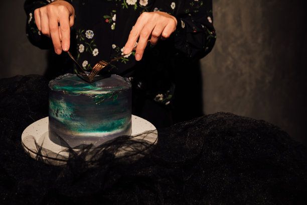 一名妇女切了一个甜的生日蛋糕当食物图片下载