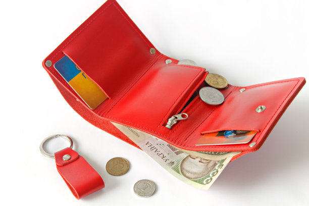 皮革亮红色钱包与钱在一个白色的背景。水平放置。隔离。。乌克兰乌克兰夫纳图片下载