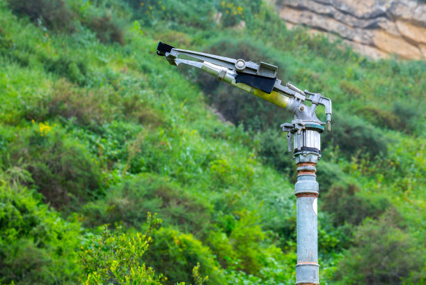 带有喷嘴阀的消防洒水喷头。在干燥和炎热的气候地区，森林或公园绿色可燃种植园的防火系统的一个重型部分。阿利坎特。西班牙。图片下载