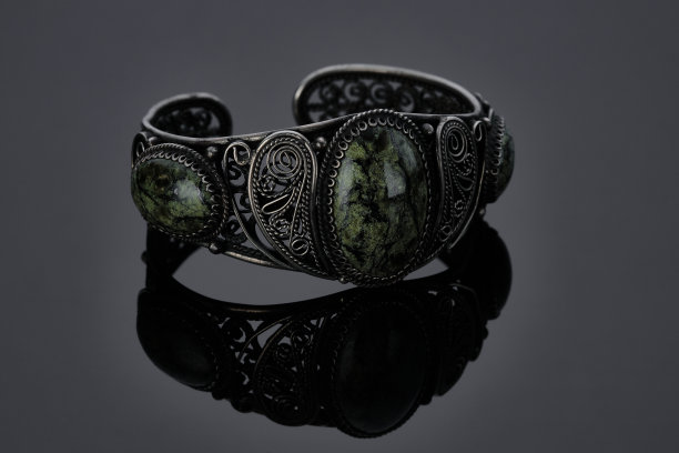 镶着绿色宝石的银手镯图片下载