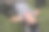 一位中年亚洲男性户外运动，在长凳上做哑铃胸飞。图片下载