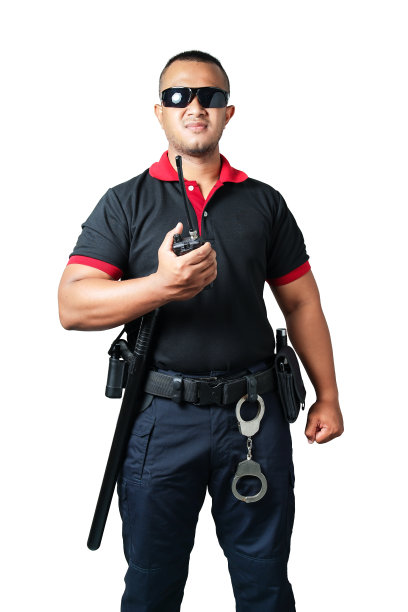 保安都戴着墨镜。拿着无线电站着战术带上有橡胶警棍和手铐。在孤立的白色背景上剪出安全概念图片下载