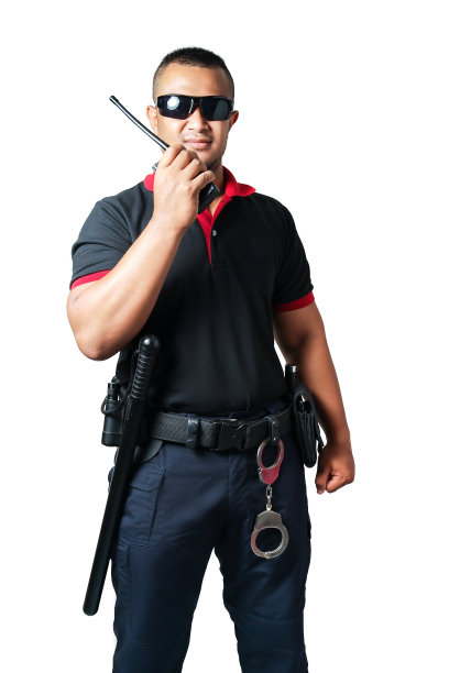 保安都戴着墨镜。拿着无线电站着战术带上有橡胶警棍和手铐。在孤立的白色背景上剪出安全概念图片下载