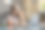 怀孕的女商人拿着胡萝卜看着笔记本电脑屏幕图片下载