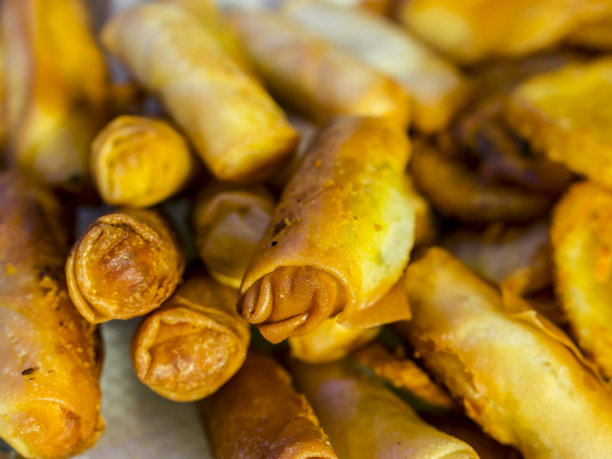 这张特写照片是用玻璃盘子上的春卷皮做成的油炸墨西哥胡椒芝士条。图片下载