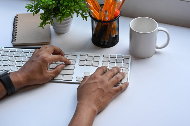 商人用无线键盘打字。图片下载