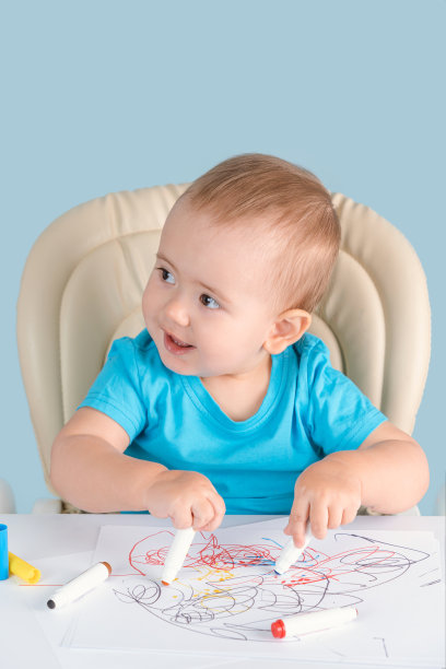 12-17个月大的快乐宝宝学会用毡尖笔画画图片下载