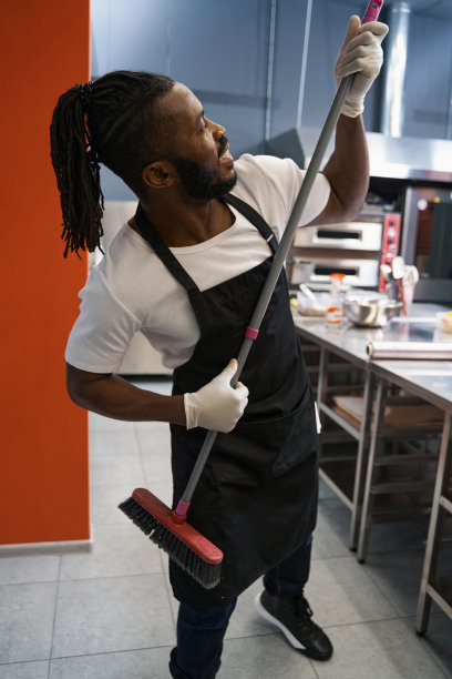 滑稽的厨师在餐厅打扫地板图片下载