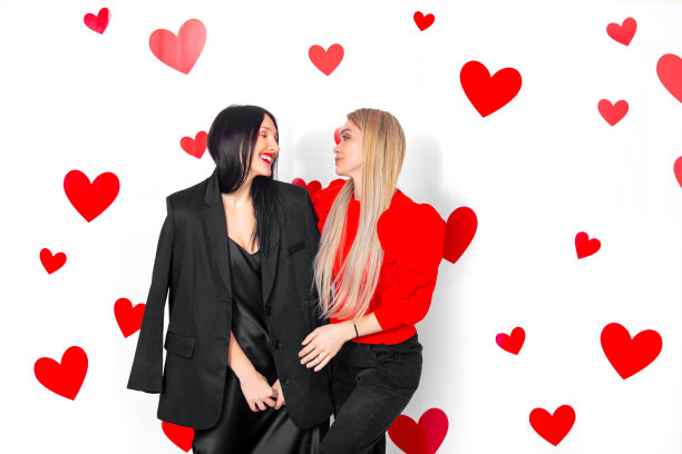 两个年轻的成年女性朋友美丽和快乐的在一起有快乐的心的背景图片下载