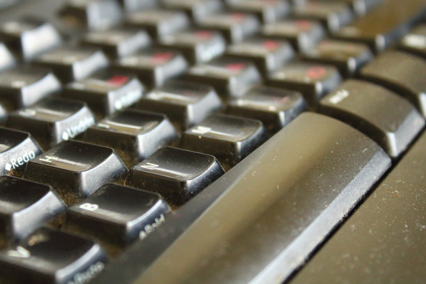 又黑又脏的键盘。特写镜头。背景。纹理。图片下载