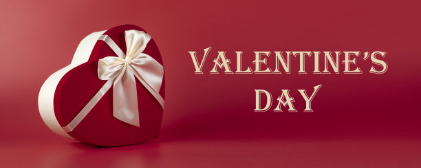 横幅上有一个红色背景上心形的礼品盒。情人节礼物概念，宽横幅与文字空间。概念-促销、促销、购物图片下载