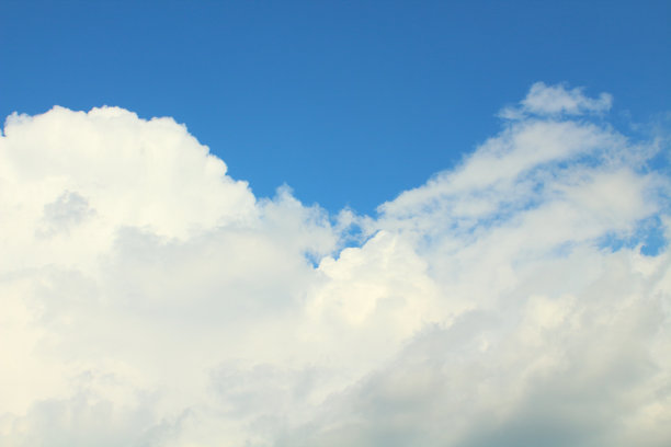美丽的蓝天和白色的大积云。背景。景观。图片下载