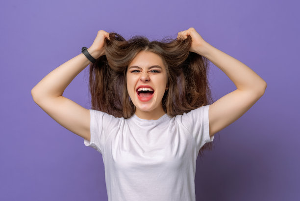 担心不安的可爱黑发女孩扯着头发从头上张开嘴巴关切和震惊，盯着镜头恐慌，感到紧张，站在不安和兴奋的紫色背景图片下载