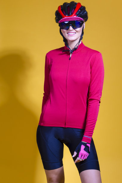 女性骑自行车的想法。积极的女性道路骑自行车的肖像在专业的长袖泽西装在黄色背景摆姿势。图片下载