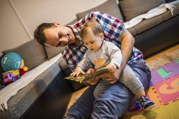 爸爸和宝宝在看书图片下载