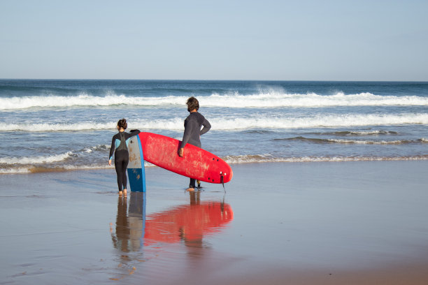 站在海滩上的内容家庭的后视图图片下载