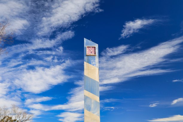 设计时尚的钟在蓝天和公园图片下载