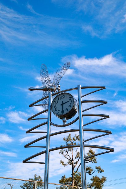 设计时尚的钟在蓝天和公园图片下载