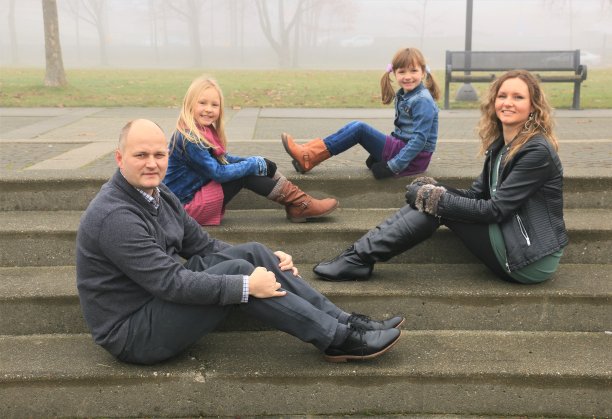 一家人坐在台阶上图片下载