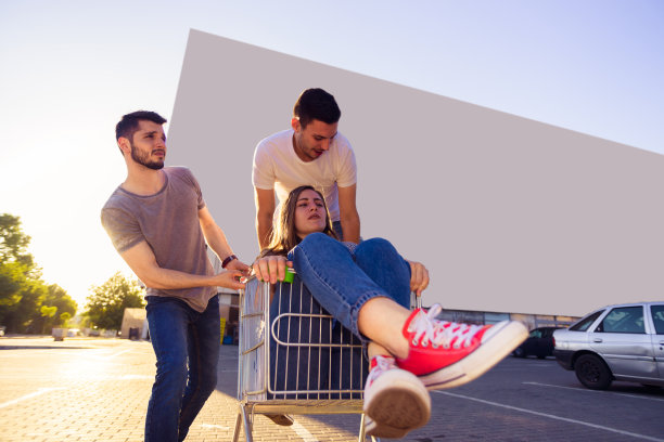 三个朋友推着购物车闲逛的照片图片下载