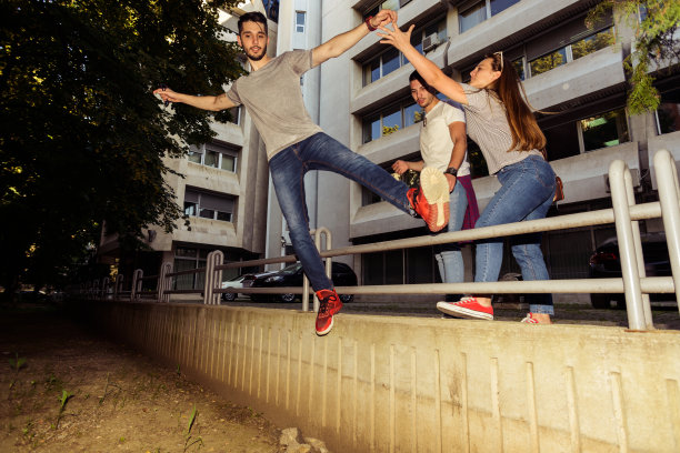 一群朋友在市中心玩得很开心图片下载