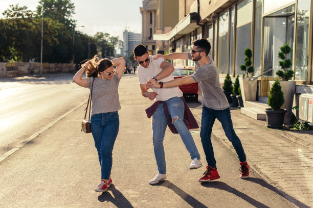 一群朋友在市中心玩得很开心图片下载